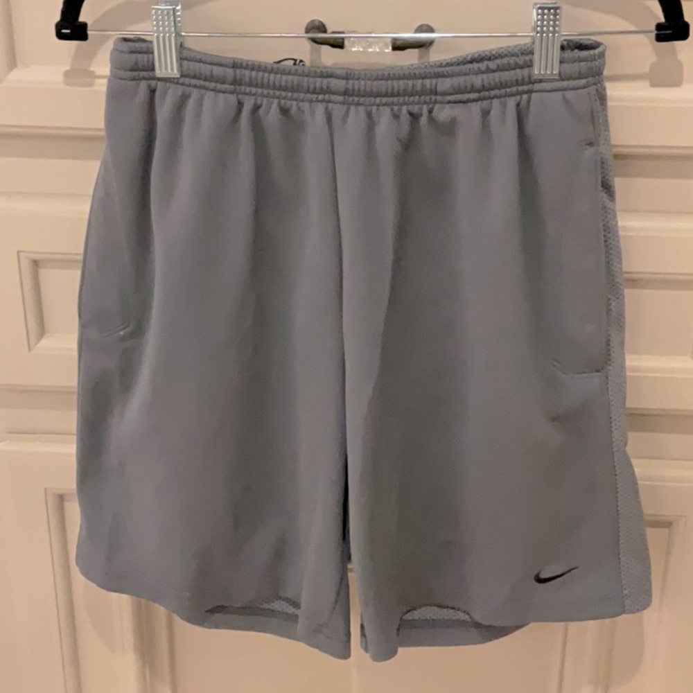 NIKE MEN’S ATHLETICS SHORTS IN SIZE MEDIUM